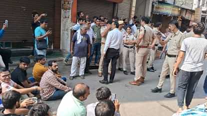 रोहतक में हंगामा: पुलिस और व्यापारी आमने-सामने, गुस्साए दुकानदारों ने सड़क पर दिया धरना shopkeepers protested when police stopped them from setting up Phadi in Rohtak