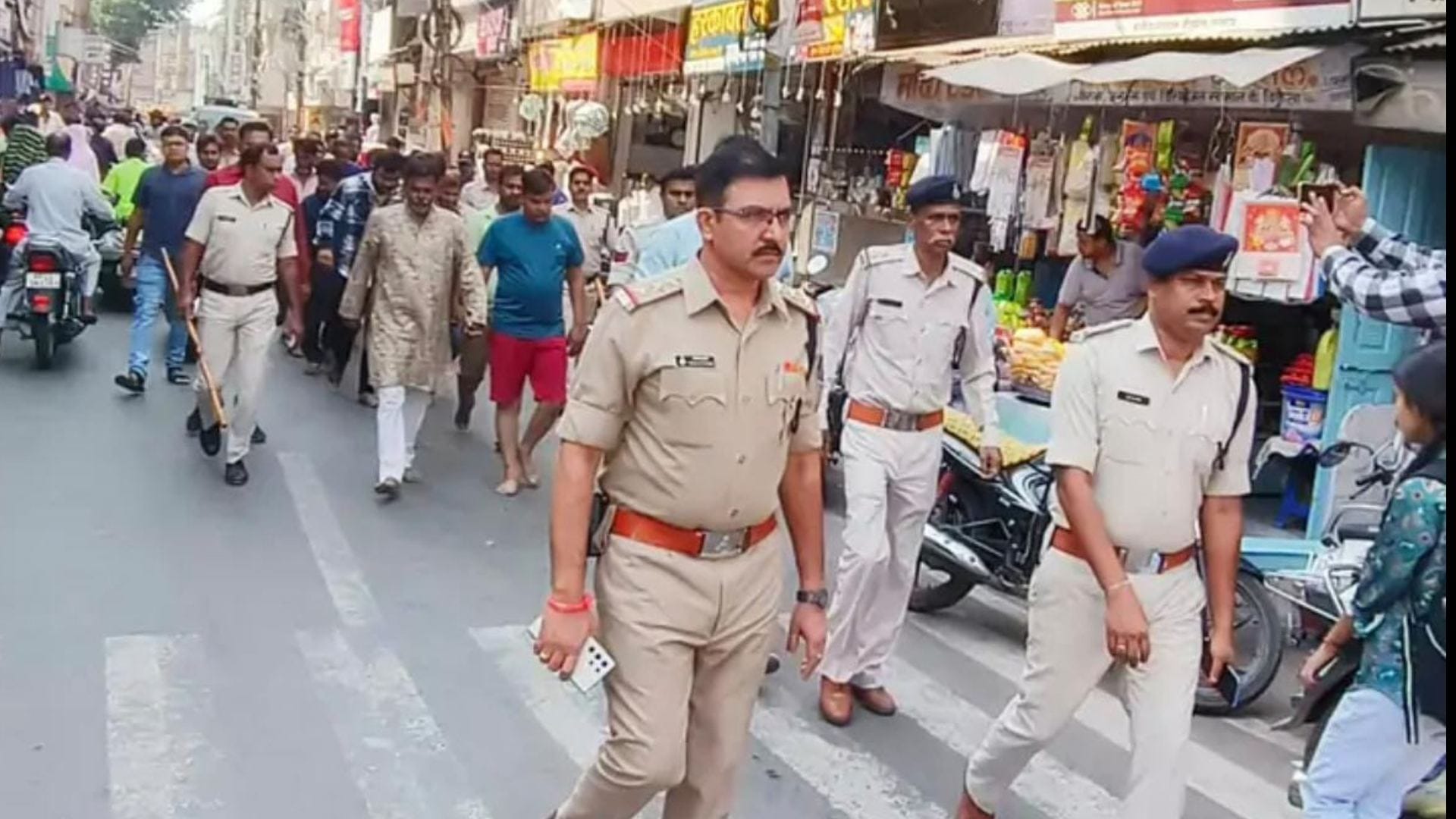 पुलिस ने निकाला आरोपियों का जुलूस