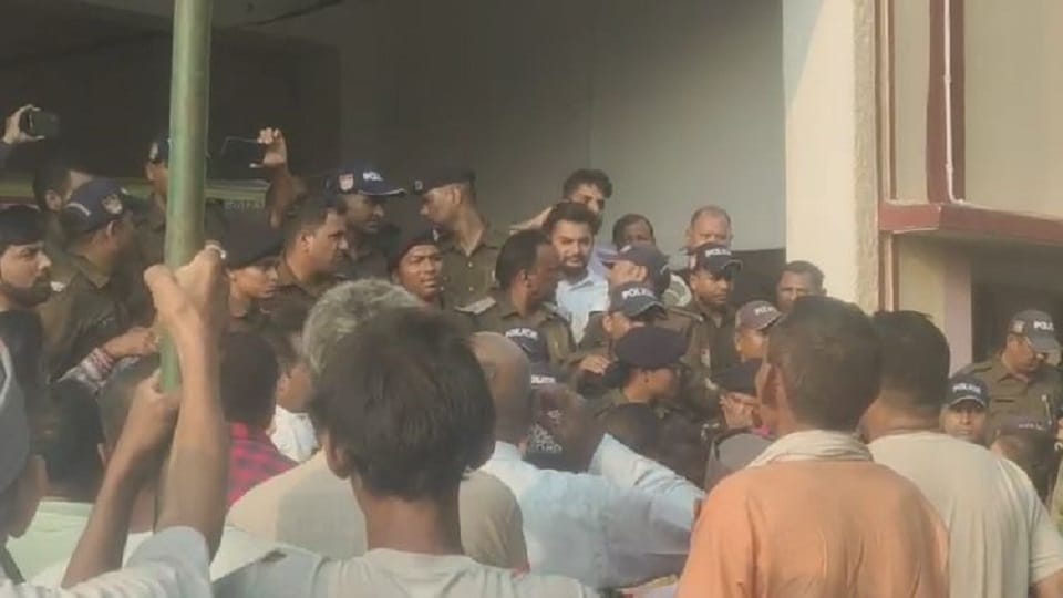 Villagers strongly protest against Lalkuan MLA Mohan Bisht
