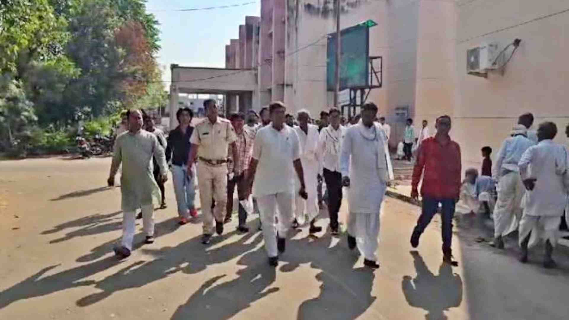प्रदर्शन के लिए पहुंचे मंडरायल और सपोटरा के ग्रामीण।