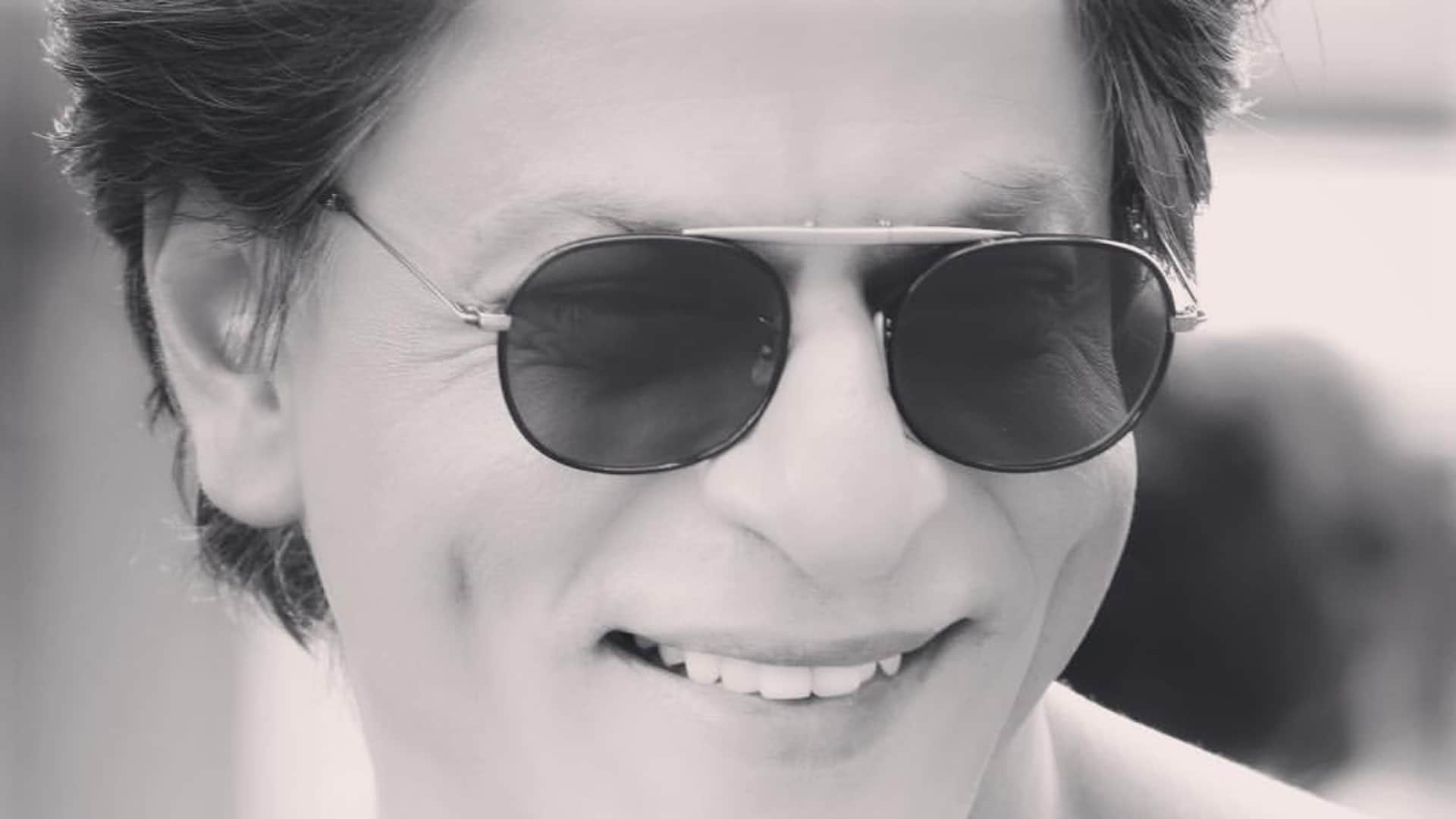 King actror Shah Rukh Khan behaviour with Police Officer is gaining very much attention on social media