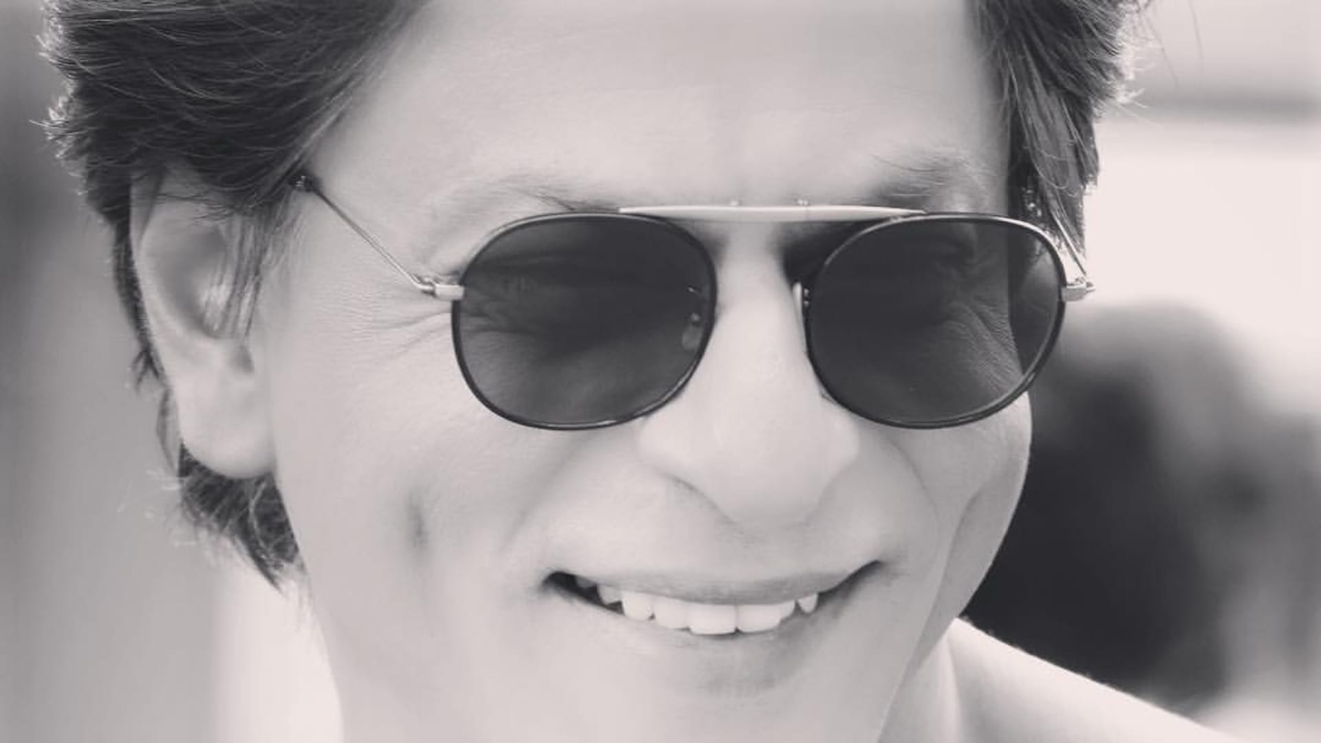 King actror Shah Rukh Khan behaviour with Police Officer is gaining very much attention on social media