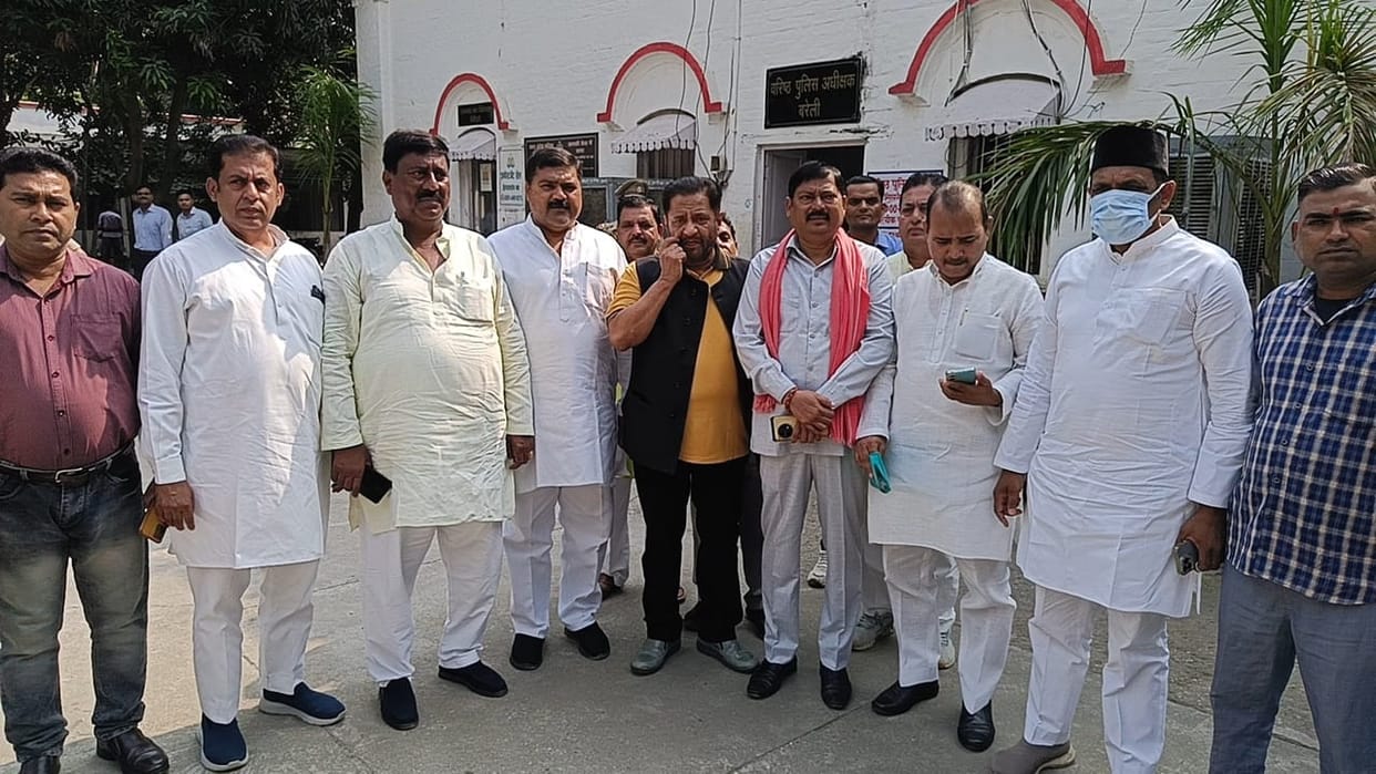 SP leaders support of corporator Gaurav saxena in Bareilly