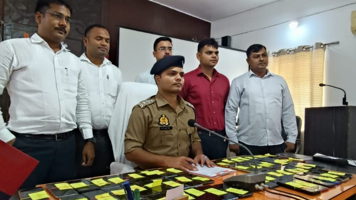 Police recovered stolen mobiles worth 13 lakhs, gave mobiles to public in police line