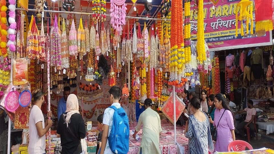 crowds of buyers have started gathering in the Haldwani market before Dhanteras