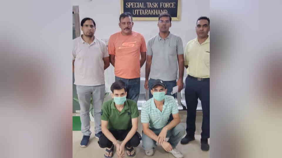 Uttarakhand Stf Police arrested two Thugs from Delhi they had cheated people of crores of rupees