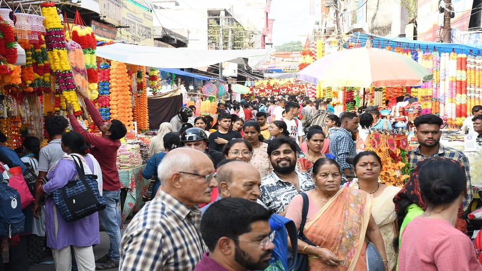 crowds of buyers have started gathering in the Haldwani market before Dhanteras
