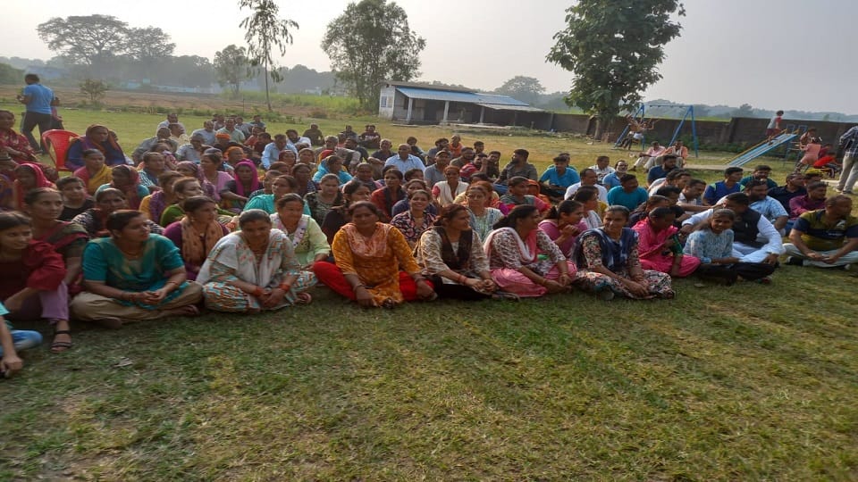 Villagers strongly protest against Lalkuan MLA Mohan Bisht
