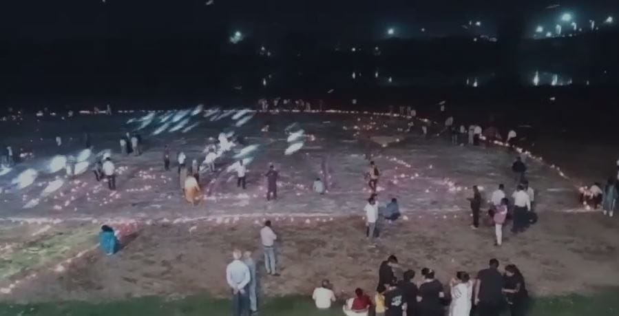 Yamuna illuminated with 21 thousand lamps on Diwali amazing view