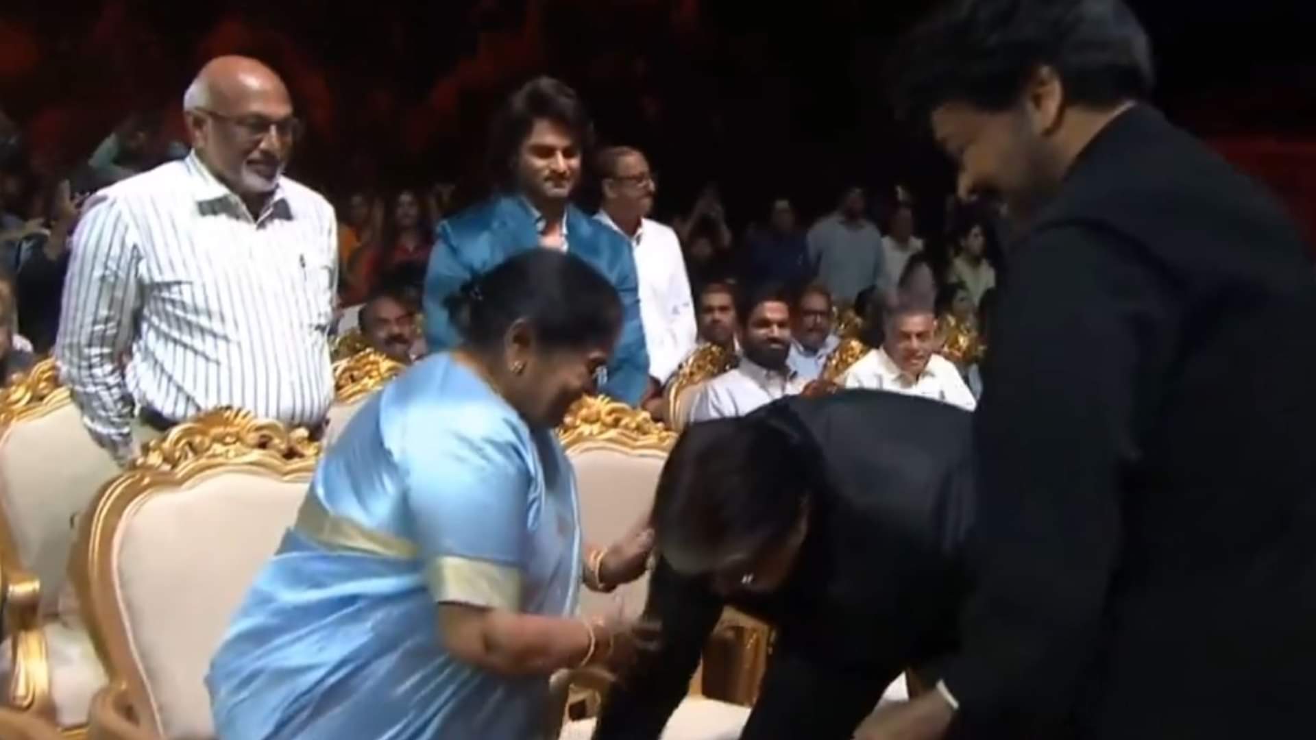 Amitabh Bachchan take blessings touches Chiranjeevi mother feet at ANR award ceremony Video Viral