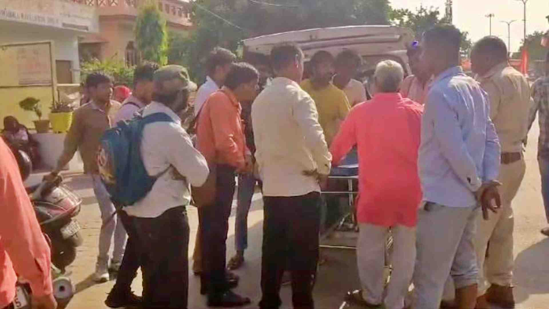 अस्पताल में हंगामा करते परिजन।