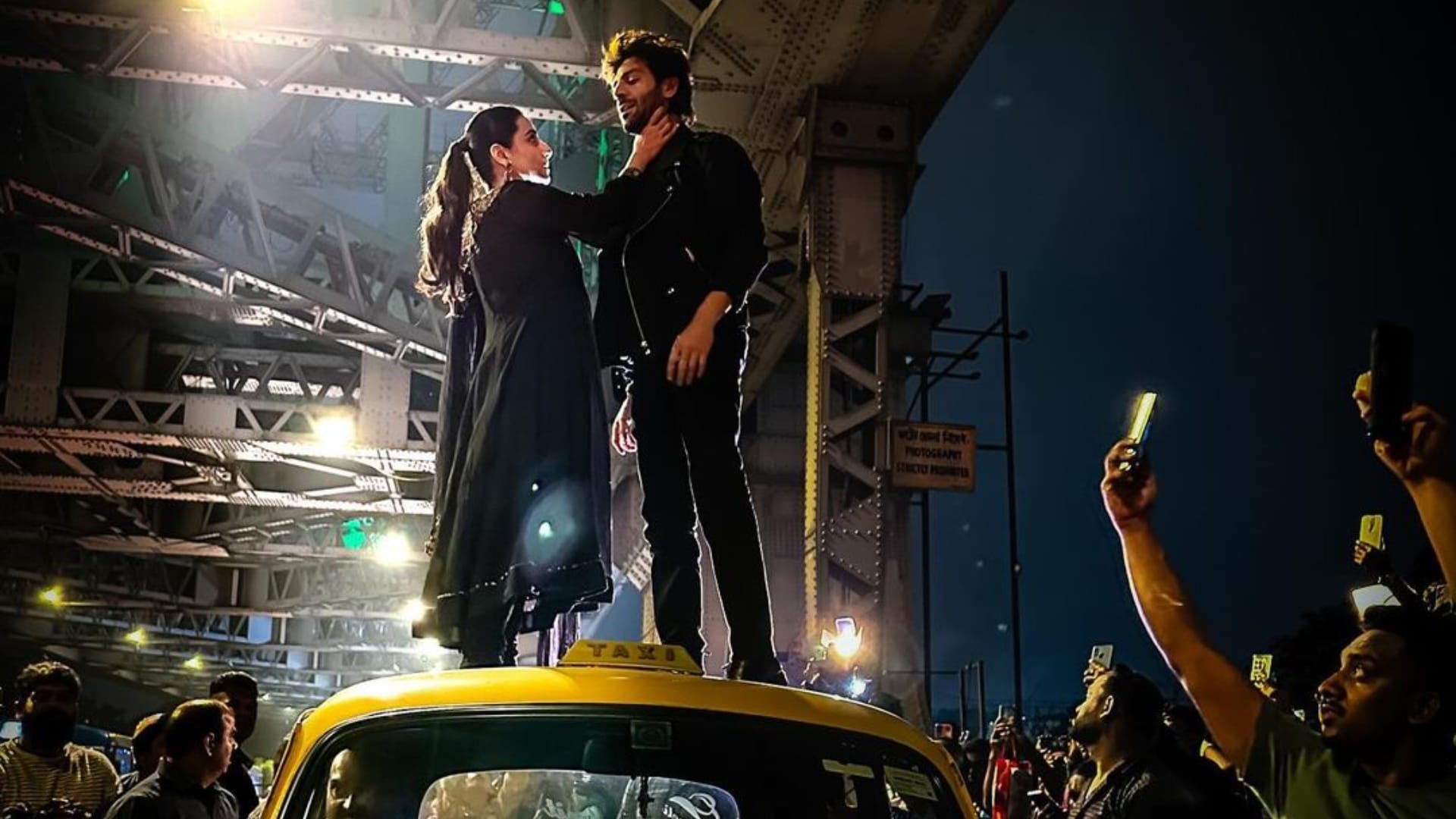 Bhool Bhulaiyaa 3 BTS Photos share by Kartik Aaryan with Vidya Balan Ahead Of movie Release Fans React