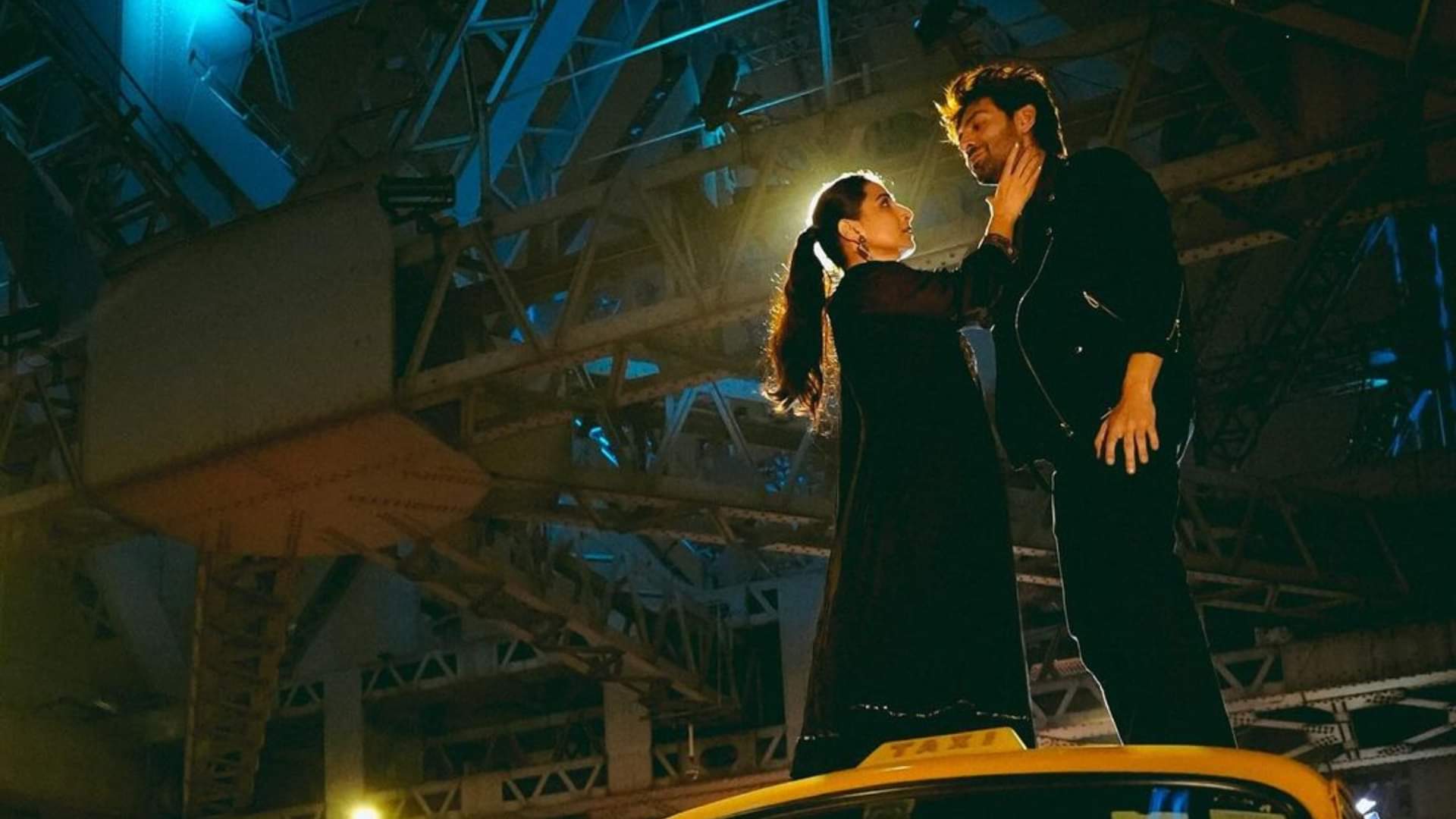 Bhool Bhulaiyaa 3 BTS Photos share by Kartik Aaryan with Vidya Balan Ahead Of movie Release Fans React