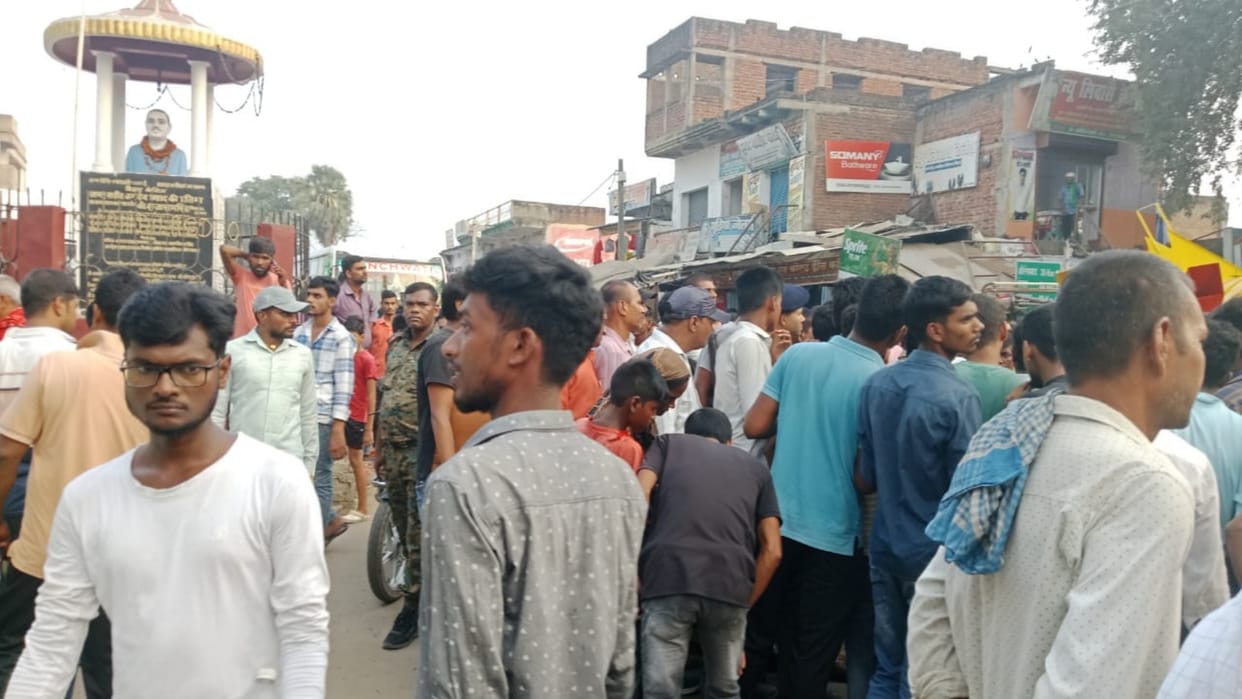 Bihar News: Bike rider died in road accident in Aurangabad, local people protest by blocking road