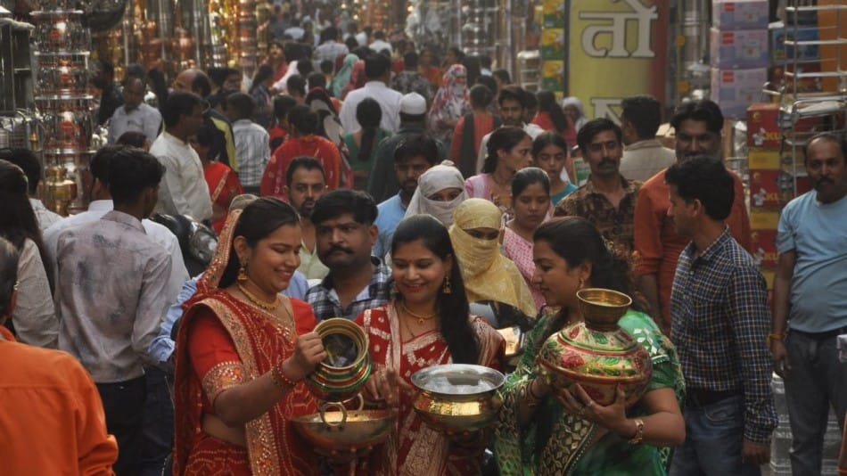 dhanteras 2024 market sarafa shopping bartan bazar gold silver coin rangoli