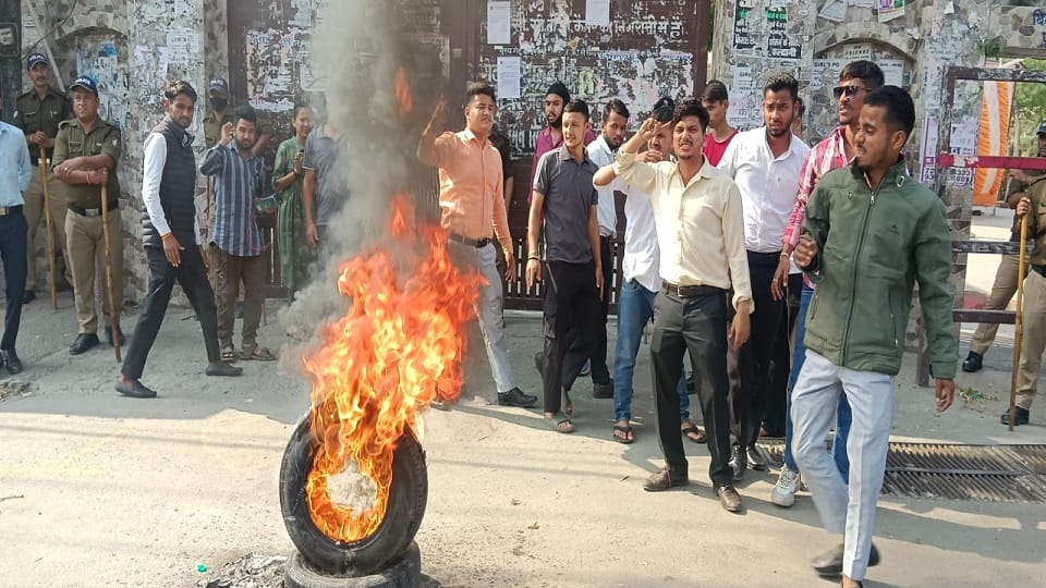 Students burn effigy of Higher Education Minister and Government in MBPG