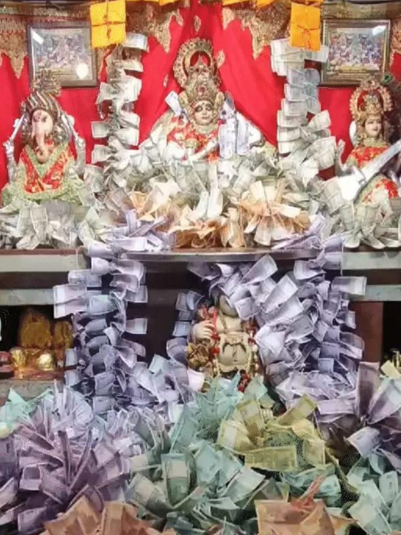 एमपी के इस मंदिर में नोट और गहनों का खजाना