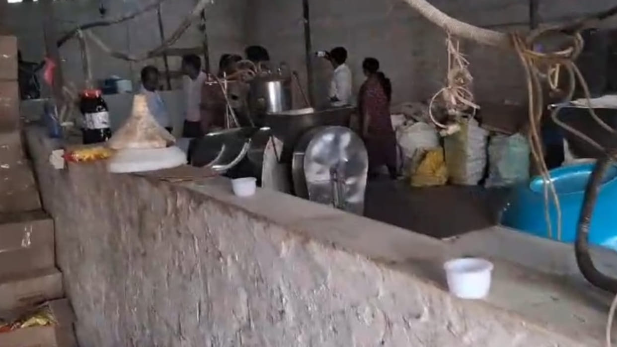 In Gorakhpur, Tomato sauce was being made only with chemicals without tomatoes, factory sealed