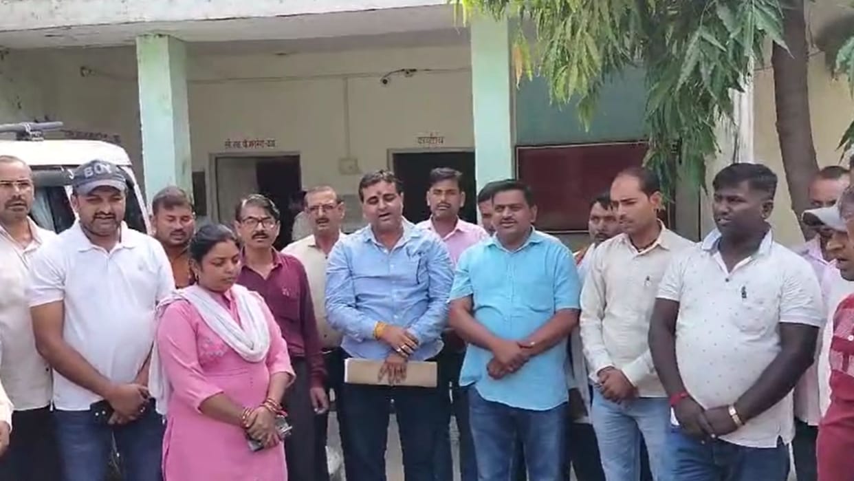 Demonstration with text for payment of honorarium