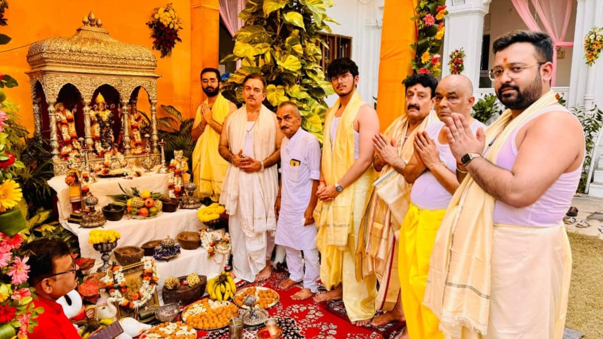 Lord Dhanvantari's court opened for five hours grand worship of three hundred year old idol