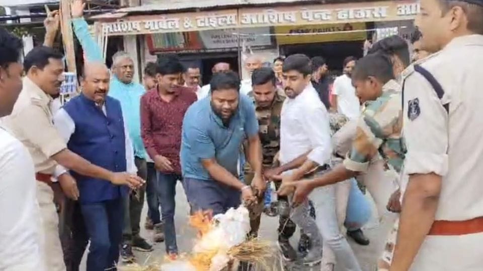 Congress and NSUI burnt effigies of Chief Minister and Home Minister in case of death of youth in police custo