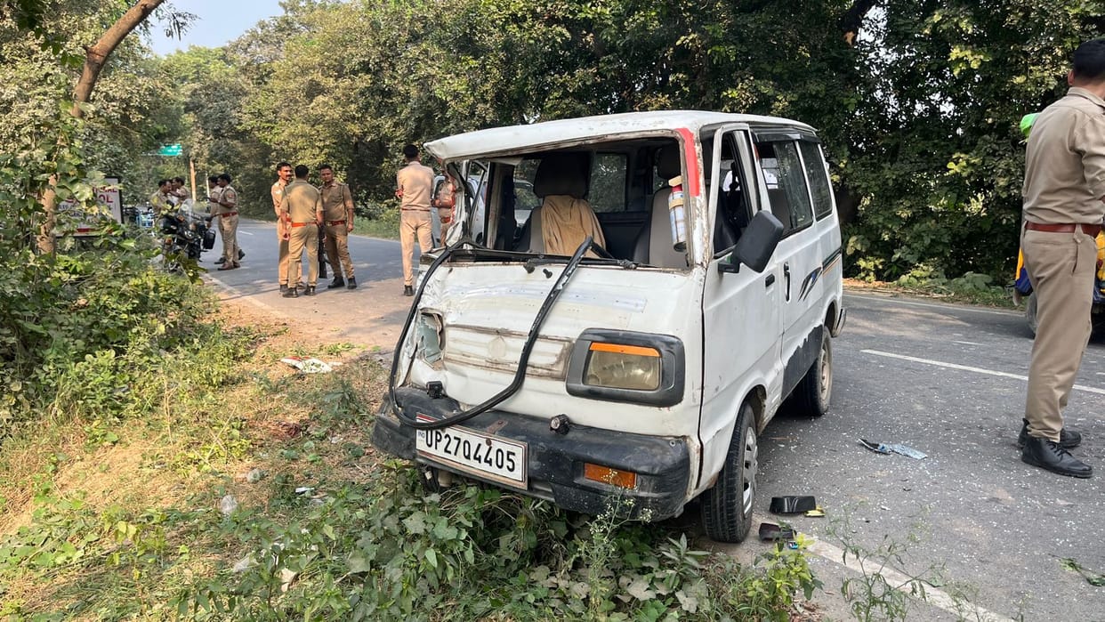 Hardoi Accident Maruti van collided with Apache bike riding couple and their daughter died