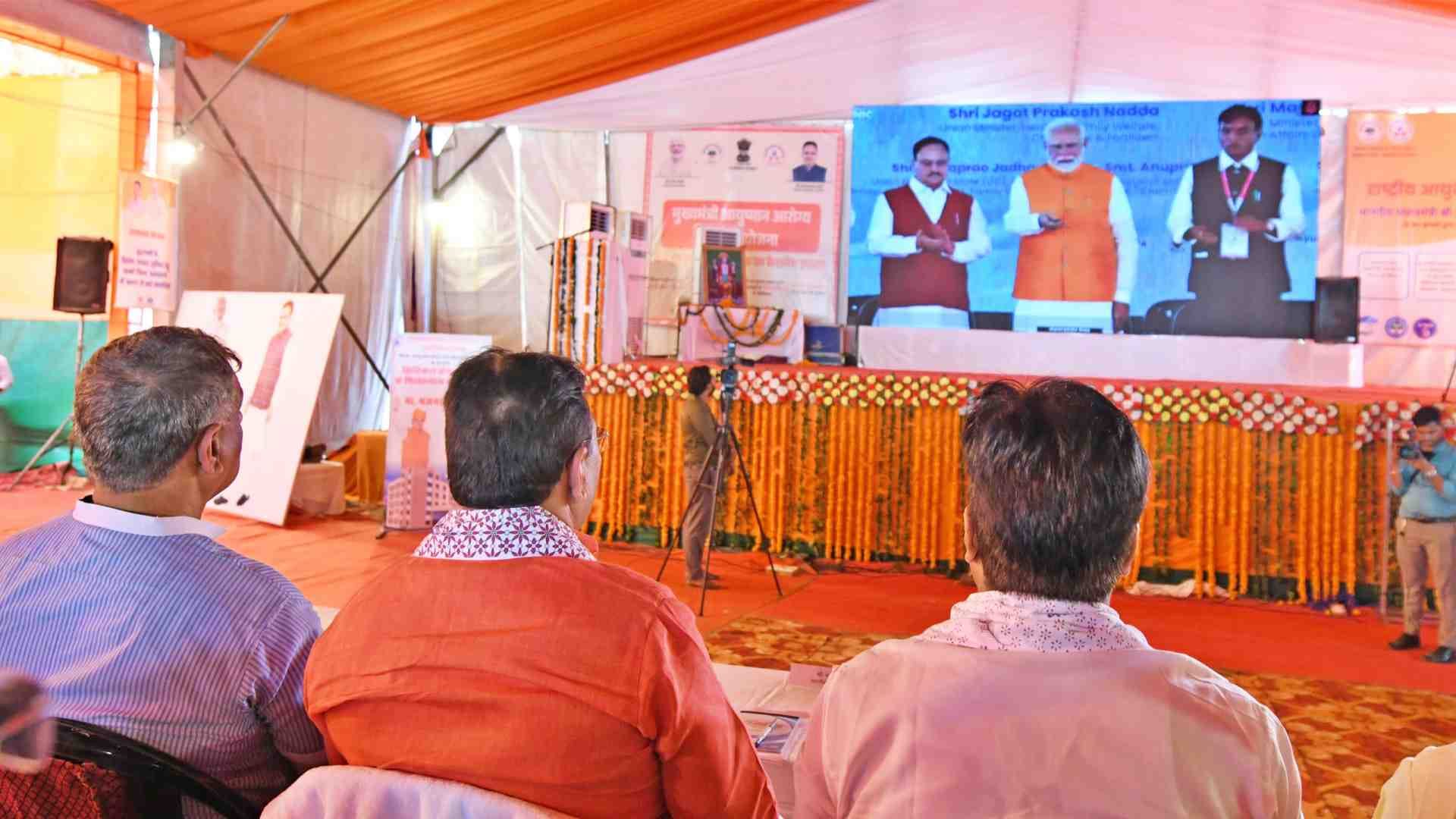 क्रिटिकल केयर ब्लॉक शिलान्यास करते प्रधानमंत्री मोदी।