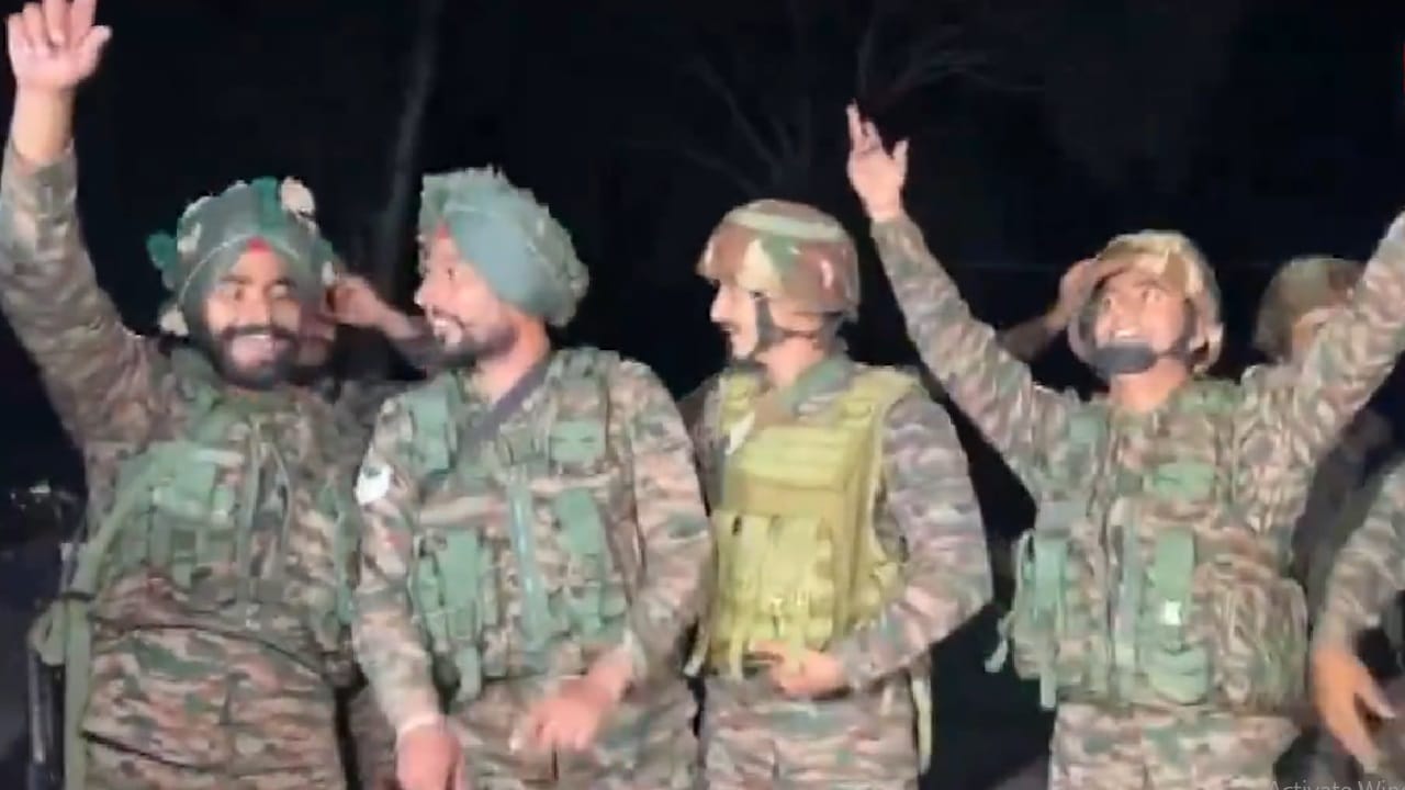 Military officers and soldiers celebrated Diwali on LOC
