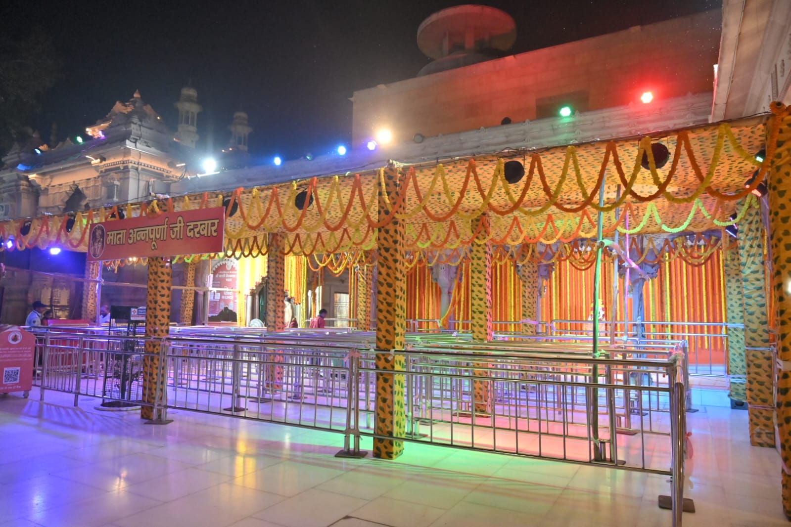 Dhanteras 2024 golden Maa Annapurna temple devotees given gold and silver treasure prasad in kashi