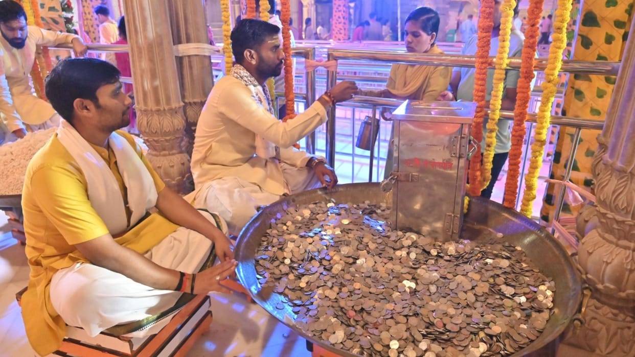 Dhanteras 2024 golden Maa Annapurna temple devotees given gold and silver treasure prasad in kashi