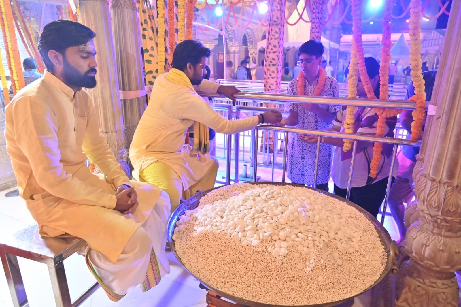 Dhanteras 2024 golden Maa Annapurna temple devotees given gold and silver treasure prasad in kashi