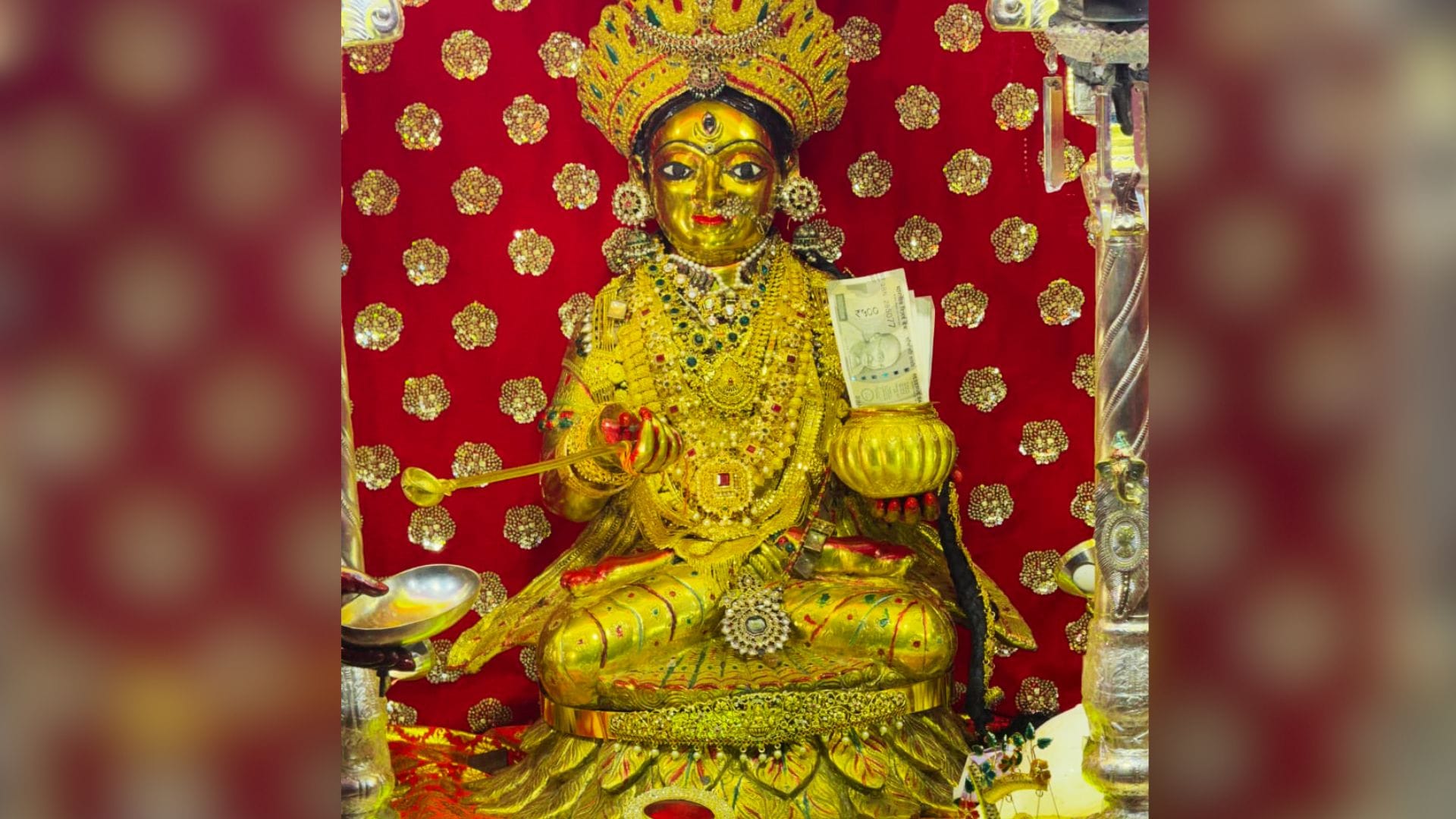 Dhanteras 2024 golden Maa Annapurna temple devotees given gold and silver treasure prasad in kashi
