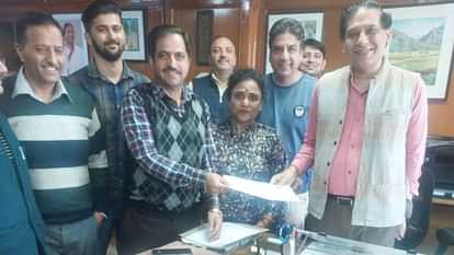 Himachal Secretariat Employees Federation met CS Prabodh Saxena demanded payment of pending DA arrears