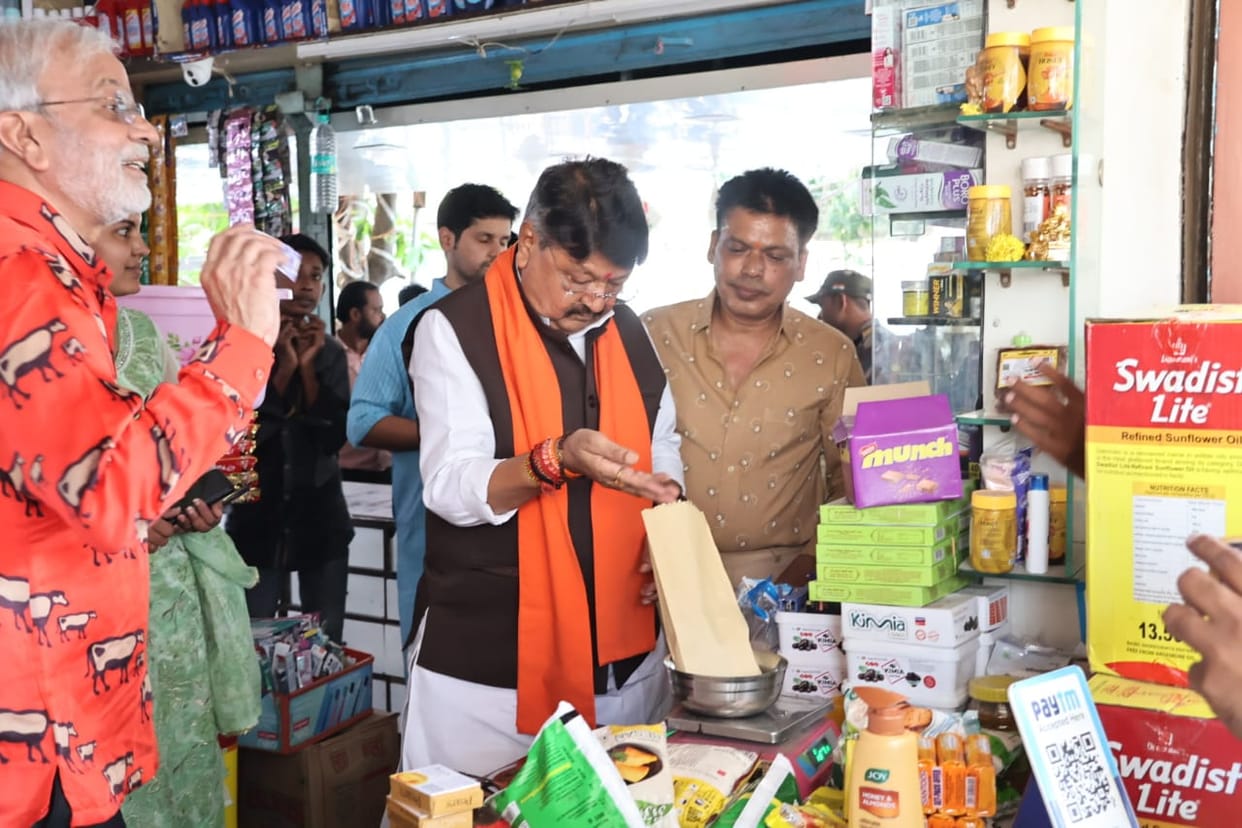 Indore: Minister Vijayvargiya became a shopkeeper, weighed goods for customers at his ancestral shop