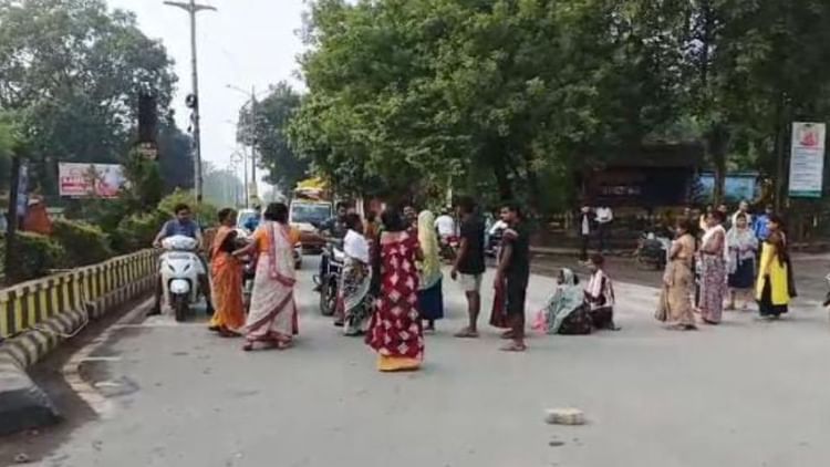 Korba: दो बच्चों के साथ नहर में डूबी मां, पानी कम नहीं पर करने पर परिजनों को किया चौकी का घेराव