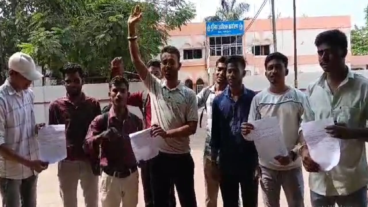 प्रदर्शन करते युवा