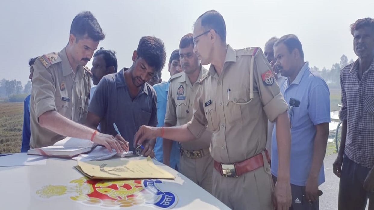 man dead body found hanging from tree outside the village in Pilibhit