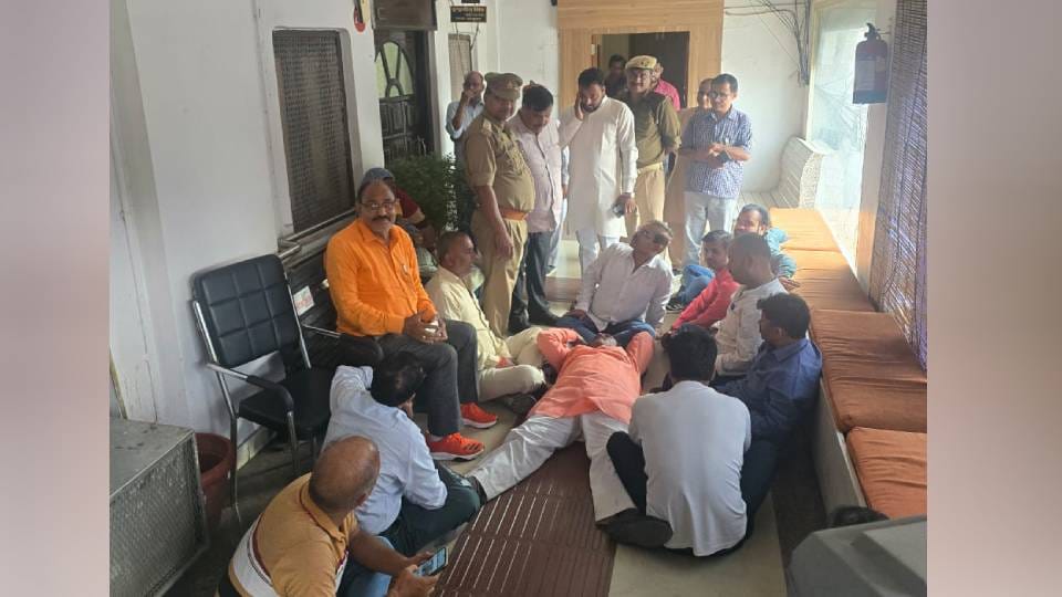 Contractors created ruckus in Municipal Commissioner office in Lucknow regarding payment