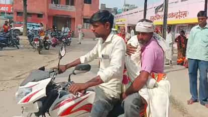 मर गईं संवेदनाएं: सीएचसी से बेटा बाइक पर ले गया मां की लाश, अधीक्षक ने कहा- अस्पताल में शव के लिए नहीं है वाहन son took his mother dead body from CHC on bike In Sitapur superintendent said hospital does not have vehicle