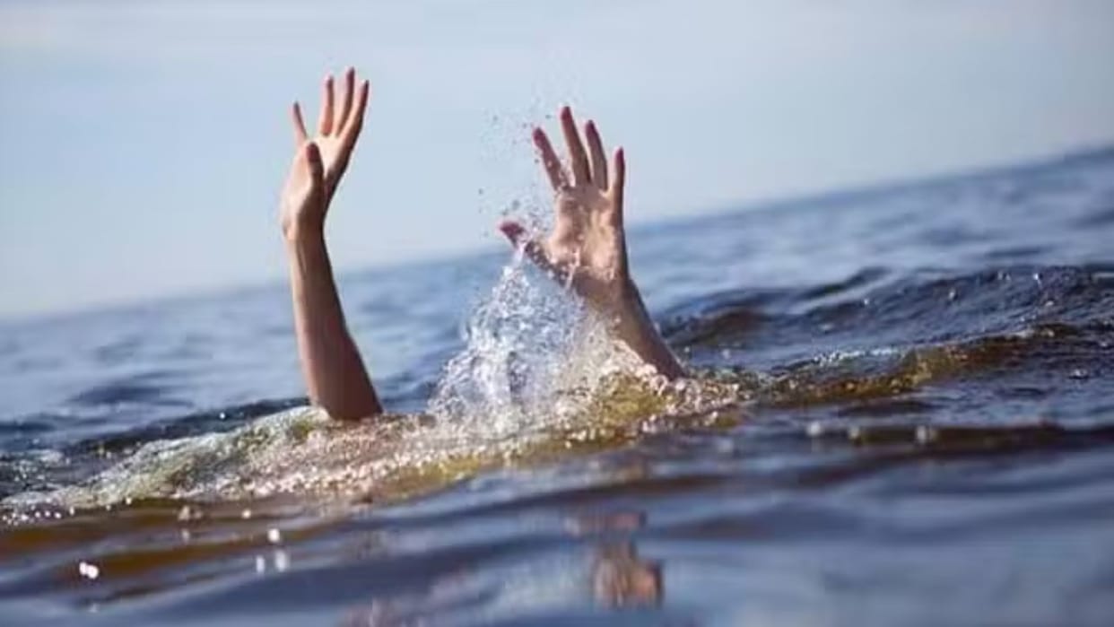 Bilaspur News Motor boat capsized in Gobind Sagar Lake all three passengers were safe