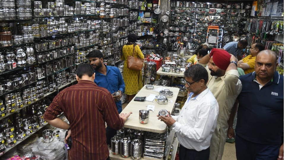 Dhanteras 2024 Crowd gathered in the markets in Chandigarh mohali and Panchkula auspicious time for shopping
