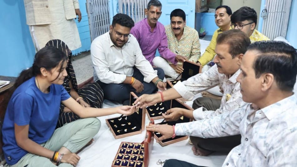 dhanteras 2024 market sarafa shopping bartan bazar gold silver coin rangoli