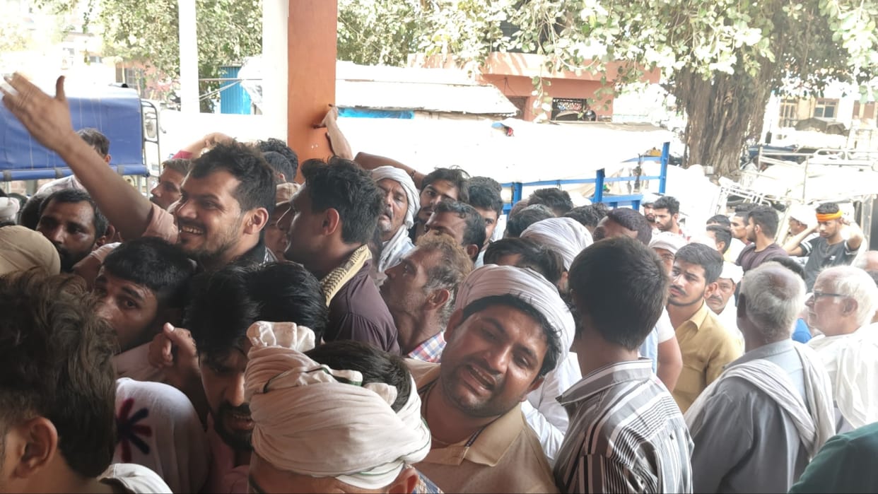 Sonipat: There was a fight among the farmers to get DAP fertilizer