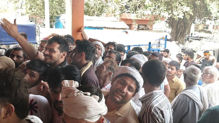 Sonipat: डीएपी खाद लेने के लिए किसानों में रही मारामारी, सूचना मिलते ही उमड़े किसान, पुलिस बुलानी पड़ी