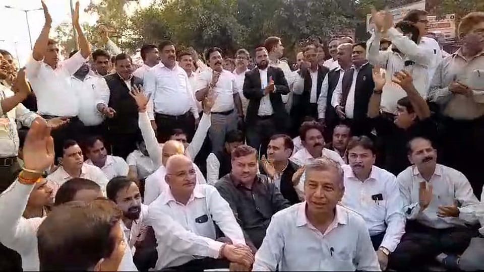 Advocates protest against police lathicharge in Ghaziabad court