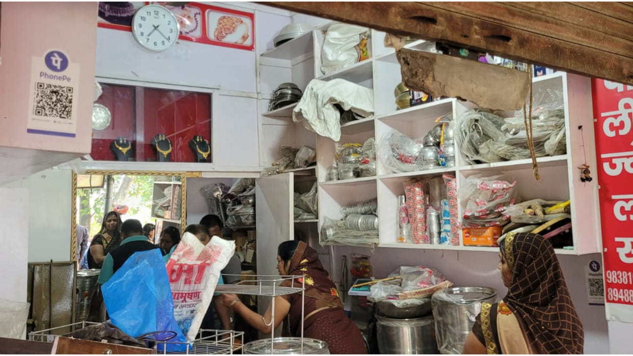 In Deoria, thieves stole jewelery worth more than Rs 5 lakh from a shop by breaking the shutters.