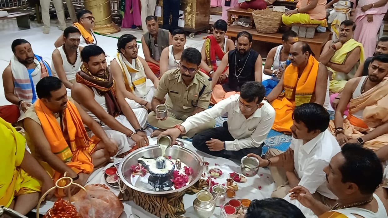 On the occasion of Dhanteras, ritualistic worship was performed in Mahakaleshwar temple