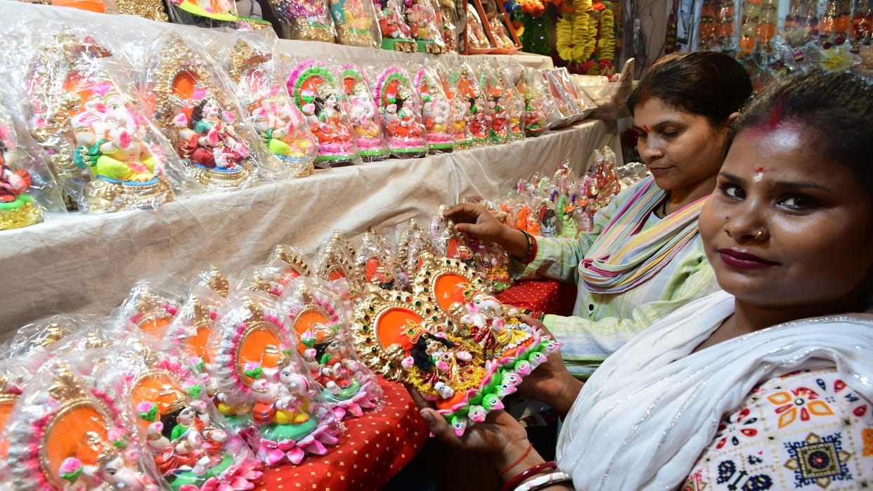 Ganesh-Lakshmi idols made in Kolkata-Chunar became the first choice of the people.