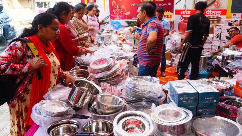 Dhanteras 2024 Celebration in dehradun Huge Crowd in Paltan market for Shopping Photos