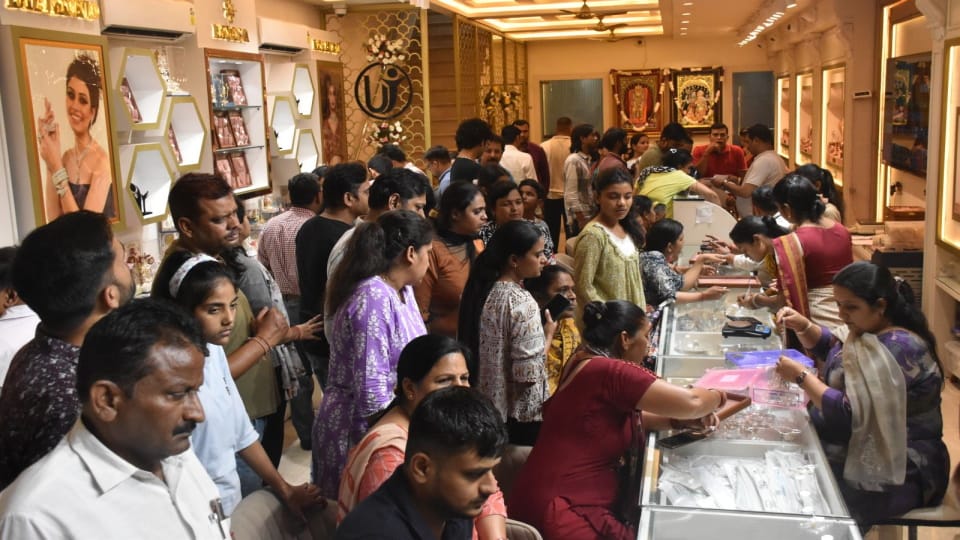 Dhanteras 2024 Celebration in dehradun Huge Crowd in Paltan market for Shopping Photos